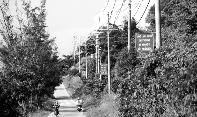 EVN SPC đã vượt qua nhiều thách thức để đưa điện lưới quốc gia đến xã đảo Lại Sơn (huyện Kiên Hải, Kiên Giang) vào cuối năm 2016.