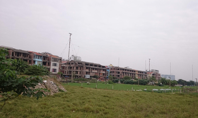 Dự án khu nhà ở Tổng cục V hoang vắng vì hạ tầng chưa đồng bộ, cỏ mọc um tùm.