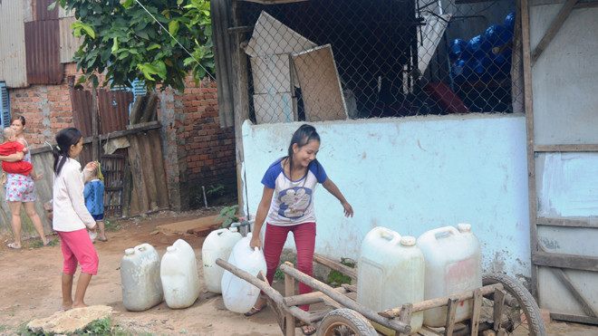 Cảnh xách can đi lấy nước ở ngoại thành TPHCM là chuyện thường ngày.
