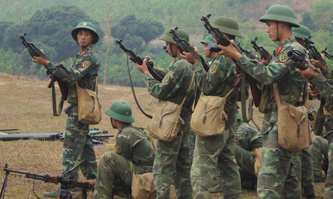 Thực hiện động tác khám súng.