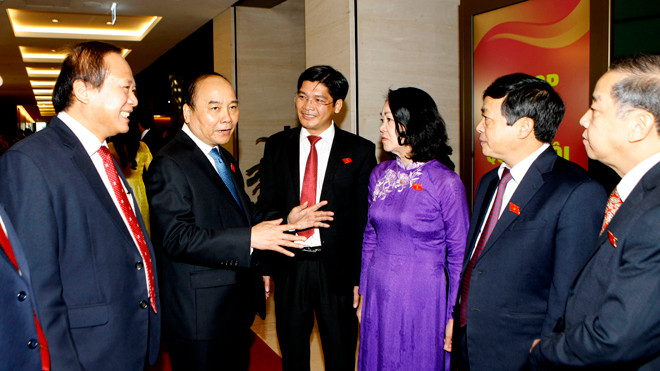 Thủ tướng Nguyễn Xuân Phúc trao đổi với các đại biểu Quốc hội bên lề kỳ họp thứ 2, Quốc hội khóa XIV sáng 20/10. Ảnh: Như Ý.