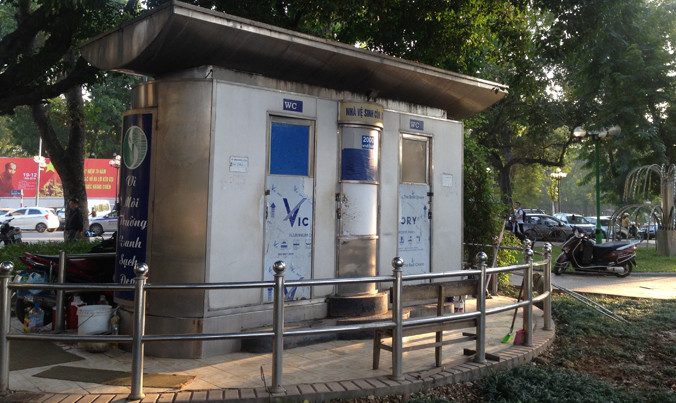 Nhà VSCC niêm yết mức giá 2.000 đồng/lượt.