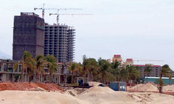 Các dự án ven biển mọc lên chặn lối xuống biển của người dân. Ảnh: PV.