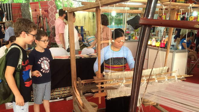 Gian hàng của Hoa Ban Cộng - làng nghề thổ cẩm Mai Châu, Hòa Bình. Ảnh: H.H.