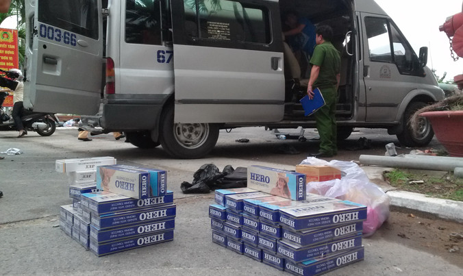 Xe Thiên Thiên Xuân do Tài xế Nguyễn Duy Tân và lơ xe Lê Thanh Bình bị CSGT Công an TP Cần Thơ bắt giữ tại QL91, thuộc phường Long Hưng, quận Ô Môn và tang vật thu được hơn 1.000 gói thuốc lá trên xe. Ảnh: Khánh Nguyên.