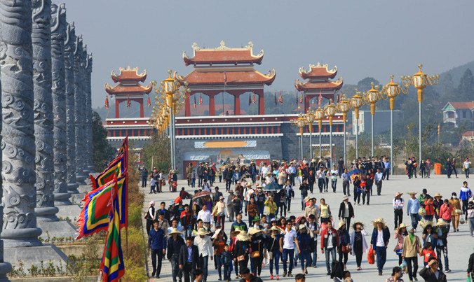 Khách du lịch đến tham quan danh lam thắng cảnh Tây Thiên. Ảnh: Như Ý.