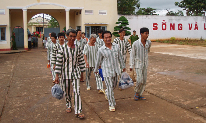 Phạm nhân được đặc xá, năm 2015. Ảnh: Theo nguồn Đời sống Pháp Luật.