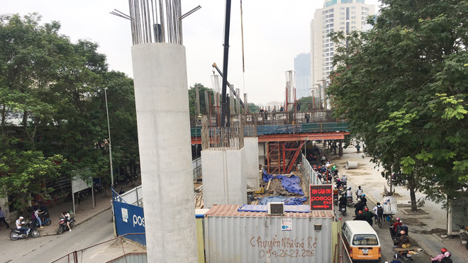 Khu đề-pô thi công chậm chạp.