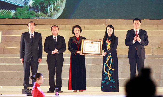 Chủ tịch Quốc hội Nguyễn Thị Kim Ngân trao Huân chương Lao động Hạng Nhất cho nhân dân và cán bộ tỉnh Vĩnh Phúc.