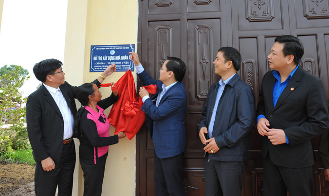 Lễ khánh thành ngôi Nhà nhân ái tặng chiến sỹ Trường Sa Hoàng Văn Quý. Ảnh: Xuân Tùng.