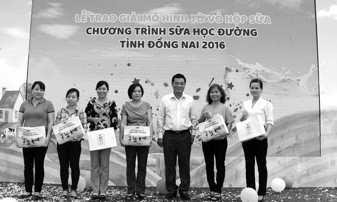 Ban Tổ chức chương trình trao giải mô hình làm từ vỏ hộp sữa đẹp nhất cho các đơn vị đoạt giải.