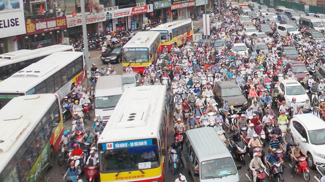 Do không có đường riêng và kiểm soát xe cá nhân, mỗi xe buýt khi hoạt động đang phải cạnh tranh đường với 360 ô tô và 3.300 xe máy. Ảnh: Anh Trọng.
