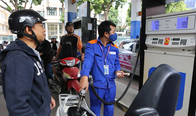 Người dân mua xăng lúc 15h ngày 20/12 tại cây xăng Trần Hưng Đạo, Hà Nội. Ảnh: Như Ý.