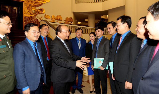 Thủ tướng Nguyễn Xuân Phúc trò chuyện với lãnh đạo T.Ư Đoàn. Ảnh: Như Ý.