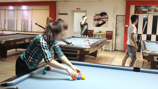 Nguyễn Thị Hoài, sinh viên trường Đại học KHXH&NV Hà Nội ra trường muộn vì dính bẫy đa cấp (Trong ảnh: Hoài làm đêm ở quán bi-a lấy tiền trả nợ). Ảnh: Quang Lộc.