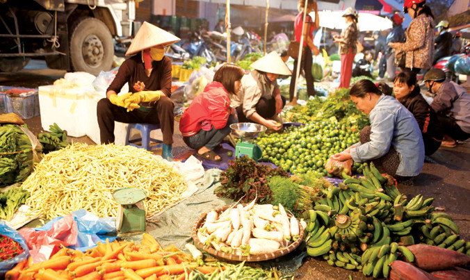 Nhiều mặt hàng đã bắt đầu tăng giá khiến người tiêu dùng lo lắng. Ảnh: Hồng Vĩnh.