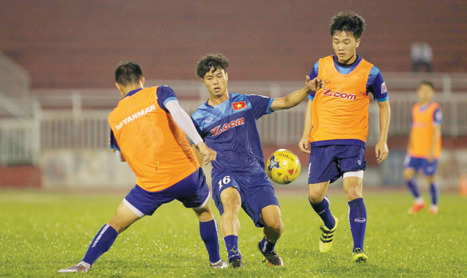 Công Phượng (giữa) cùng đồng đội Xuân Trường (phải) tham gia ngay buổi tập cùng ĐTVN sau khi về nước. Ảnh: VSI.