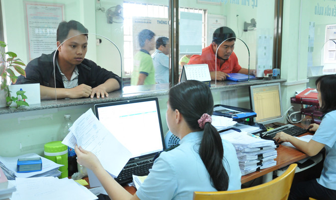 Doanh nghiệp làm thủ tục xuất nhập khẩu tại Chi cục Hải quan Khu Công nghiệp Sóng Thần. Ảnh: Tuấn Nguyễn.