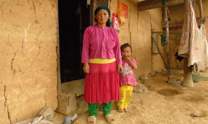 Chị Lầu Thị Cho cùng con bị anh trai lừa bán sang Trung Quốc.