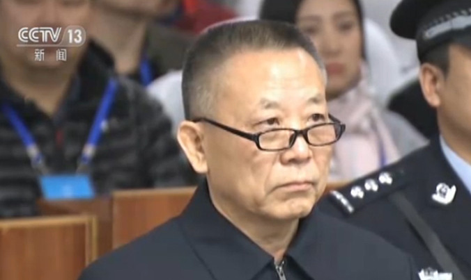 Triệu Lê Bình trước vành móng ngựa.