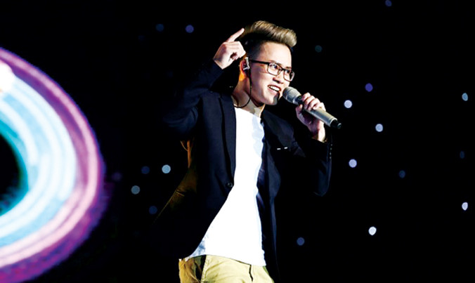 Khán giả và các HLV đều “ngã ngửa” khi Hiếu tự giới thiệu từng là “cá thể nữ”. Ảnh: VINDY.