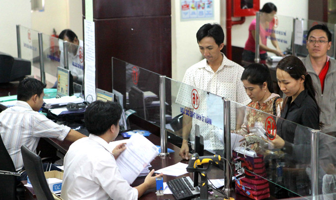 Người dân, doanh nghiệp làm thủ tục thuế. Ảnh: Hồng Vĩnh.