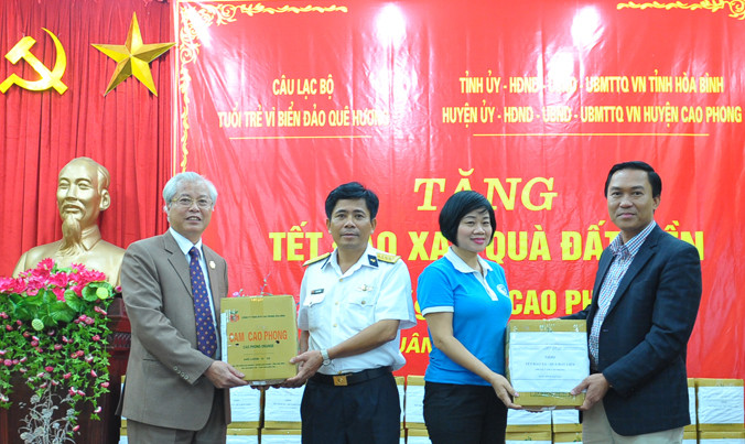 Đại diện lãnh đạo huyện Cao Phong, tỉnh Hòa Bình trao hai tấn cam tới cán bộ chiến sỹ và nhân dân huyện đảo Trường Sa. Ảnh: Xuân Tùng.
