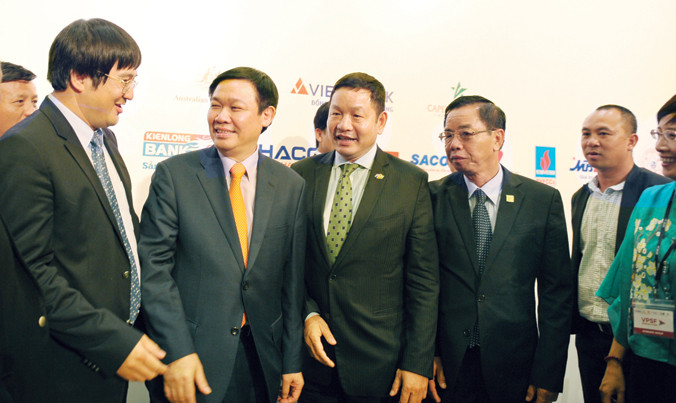 Phó Thủ tướng Vương Ðình Huệ trò chuyện với các doanh nhân tại Diễn đàn doanh nghiệp tư nhân 2016. Ảnh: L.H.V.