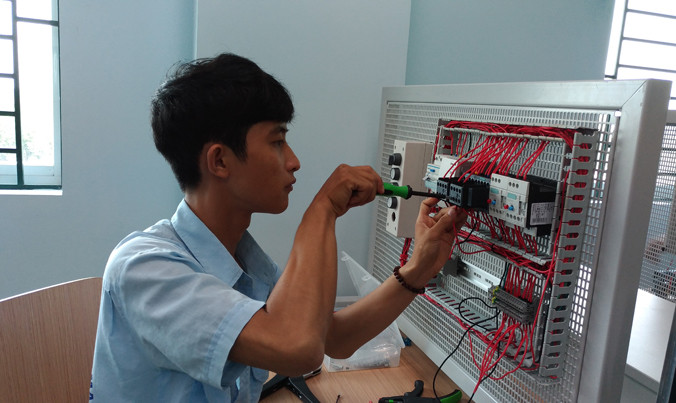 Nhiều trường CĐ- TC cho rằng việc Bộ GD&ĐT thay đổi chính sách giáo dục đã vô tình “giết” họ, đồng thời phá vỡ chính sách phân luồng giáo dục nghề nghiệp trong nhiều năm qua.