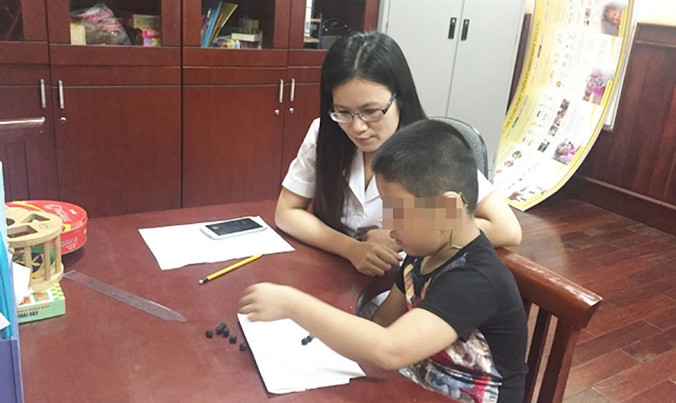 Bé P. trong giờ học ở Trung tâm Thính học.