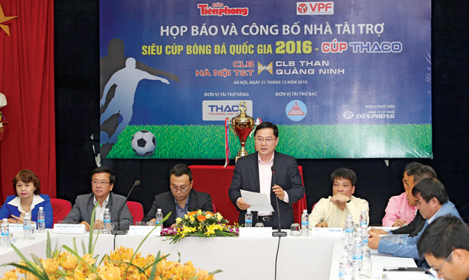 Tổng biên tập báo Tiền Phong Lê Xuân Sơn, đồng Trưởng BTC, giới thiệu về Siêu cúp Quốc gia lần thứ 18. Ảnh: Như Ý.