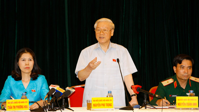 Tổng Bí thư Nguyễn Phú Trọng tiếp xúc cử tri quận Hoàn Kiếm trước kỳ họp thứ hai, Quốc hội khoá XIII. Ảnh: Như Ý.