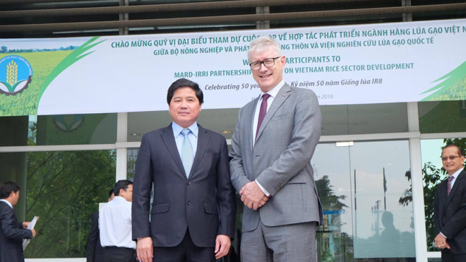 Thứ trưởng Bộ NN&PTNT Lê Quốc Doanh và ông Matthew Morell, Tổng Giám đốc IRRI.