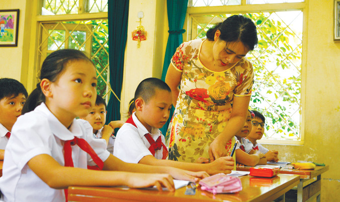 Các chuyên gia nói cần đào tạo giáo viên ngay tại “thực địa”. Ảnh: Hồng Vĩnh.