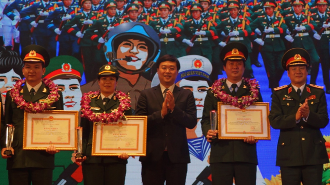 Đại úy Nguyễn Mai Phương (ngoài cùng bên trái) nhận danh hiệu Gương mặt trẻ tiêu biểu toàn quân do lãnh đạo Tổng cục Chính trị QĐND Việt Nam và T.Ư Đoàn trao tặng, tháng 3/2016. Ảnh: Nguyễn Minh.