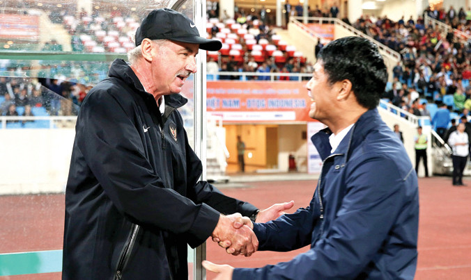 HLV Hữu Thắng tới chào thầy cũ Alfred Riedl trong trận giao hữu giữa ĐTVN và ĐT Indonesia hồi đầu tháng 11. Ảnh: VSI.