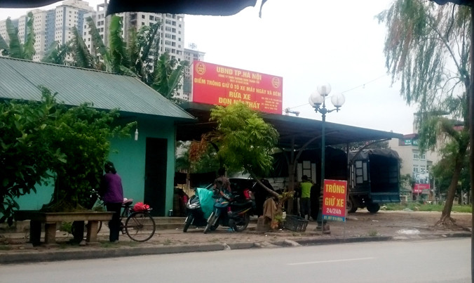 Điểm trông giữ xe ngày đêm ven sông Tô Lịch trên đường Bằng Liệt.