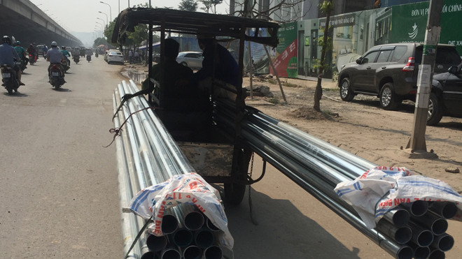 Tình trạng xe ba bánh, xe thô sơ tự chế chở hàng hoá cồng kềnh vẫn phổ biến ở Hà Nội sau chỉ đạo của Phó thủ tướng Trương Hoà Bình. Ảnh: Nguyễn Hoàn.