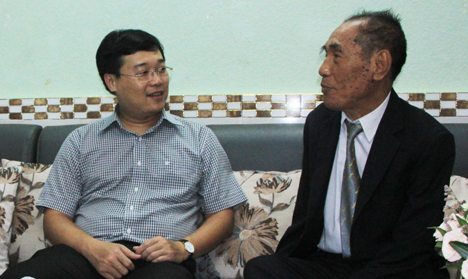 Bí thư thứ nhất T.Ư Đoàn Lê Quốc Phong trò chuyện với nhà giáo Nguyễn Ngọc Ký.