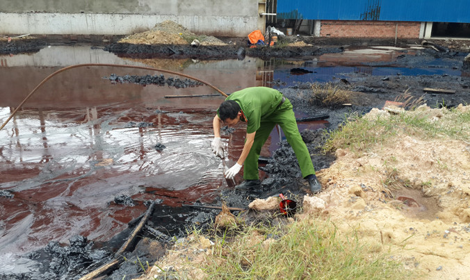 Công an lấy mẫu nước thải từ Cty Pak.