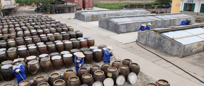 Làm nước mắm ở Việt Nam. Ảnh: T.L.