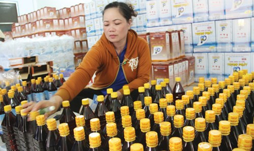 Những người kinh doanh nước mắm hoang mang.