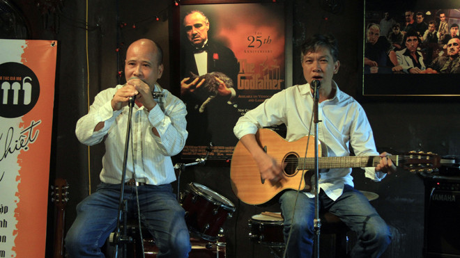 Ngô Tự Lập và Trần Đức Minh trình diễn trong buổi ra mắt đĩa Đêm nhiệt đới. Ảnh: N.M.Hà.