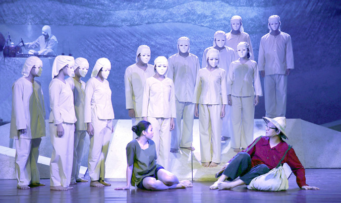 Vở kịch “Dưới cát là nước” gây ấn tượng với những hồn cát uyển chuyển dưới sự thể hiện của dàn diễn viên đông đảo. Ảnh: Nhã Khanh.