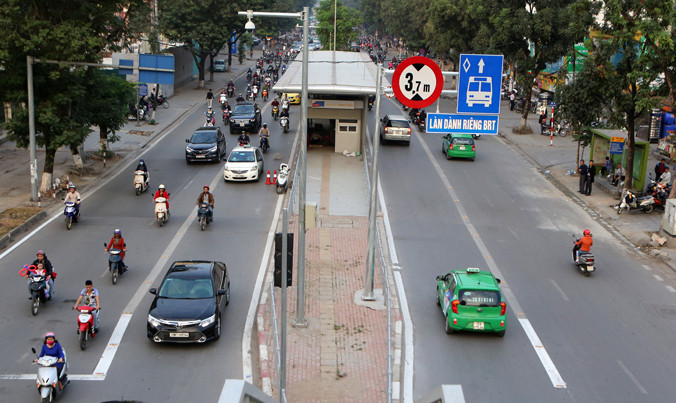 Dựng biển báo nhưng chưa thực hiện khiến vi phạm Luật giao thông trên các tuyến phố có buýt BRT diễn ra phổ biến. Ảnh chụp tại phố Láng Hạ sáng 26/12. Ảnh: Như Ý.