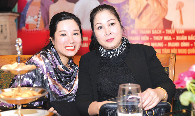Danh hài Hồng Vân (phải) và Thanh Thanh Hiền hội ngộ trong chương trình Xuân phát tài 7 (sẽ diễn ra tối 23/12 tại Hà Nội). Ảnh: Đình Hòa.