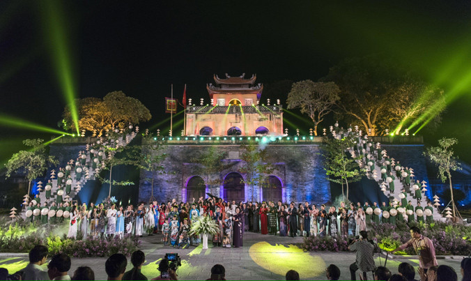 Sân khấu độc đáo ở quảng trường Đoan Môn tối khai mạc. Ảnh: Lê Chí Linh.