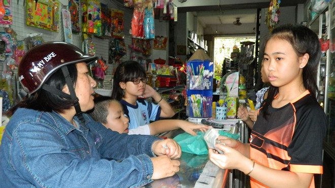 Các hộ kinh doanh sẽ được tư vấn, hỗ trợ khi chuyển đổi lên mô hình doanh nghiệp (Mua bán tấp nập tại nhà sách Phi Vũ, quận 9). Ảnh: Huy Thịnh.