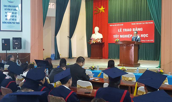 Phó Tổng Biên tập báo Tiền Phong, nhà báo Phùng Công Sưởng, phát biểu tại buổi lễ trao bằng. Ảnh: DN.