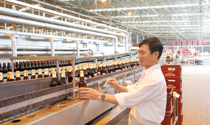 Dây chuyền sản xuất bia Hà Nội. Ảnh: Như Ý.